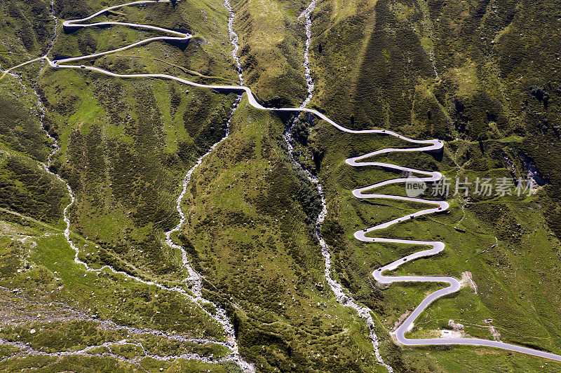 Spluegen Pass，瑞士阿尔卑斯山，鸟瞰图